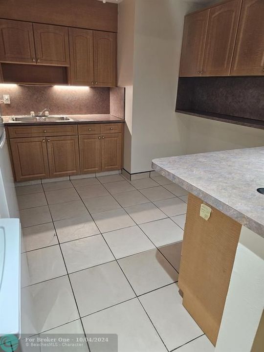 For Rent: $1,800 (1 beds, 1 baths, 750 Square Feet)