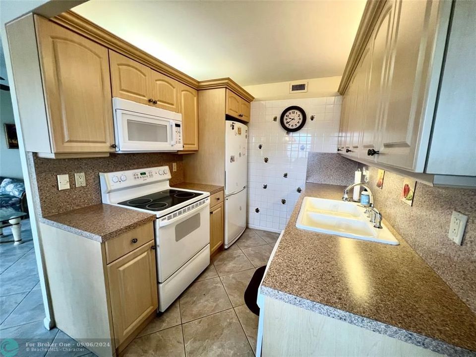 For Sale: $194,900 (2 beds, 1 baths, 828 Square Feet)