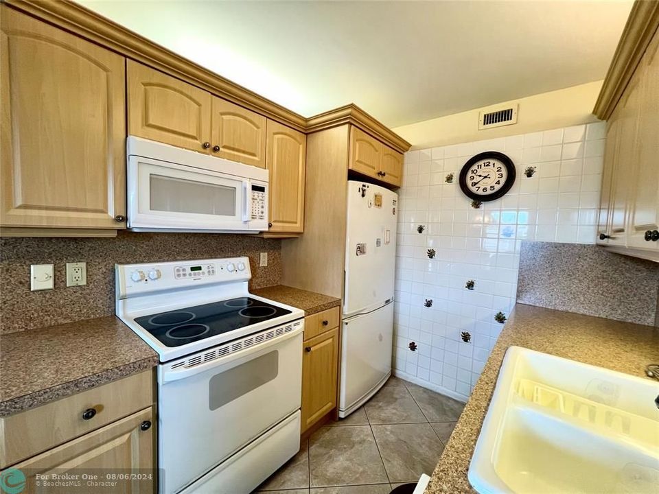 For Sale: $194,900 (2 beds, 1 baths, 828 Square Feet)