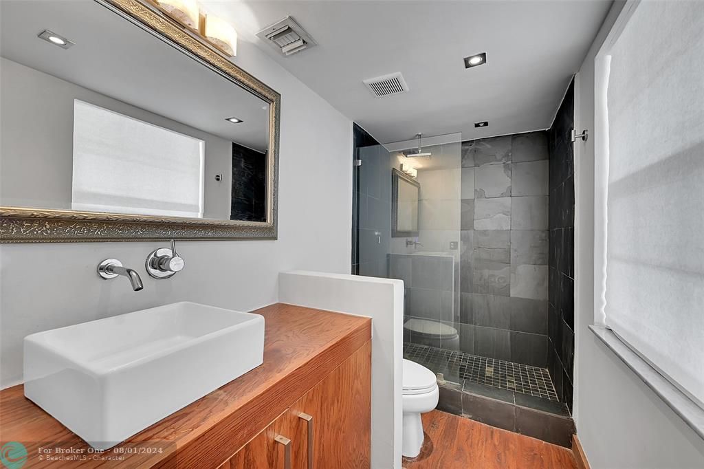 For Sale: $215,000 (1 beds, 2 baths, 950 Square Feet)