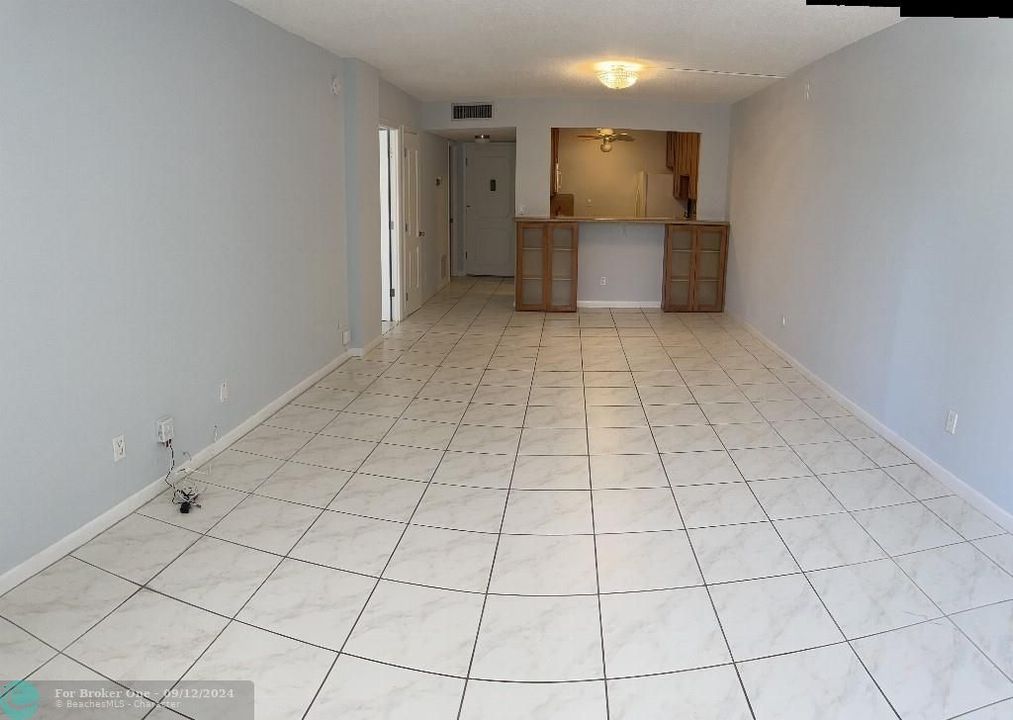 For Sale: $299,900 (1 beds, 1 baths, 870 Square Feet)