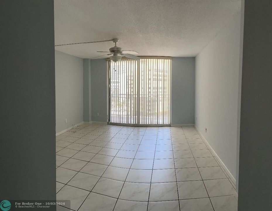 For Sale: $299,900 (1 beds, 1 baths, 870 Square Feet)