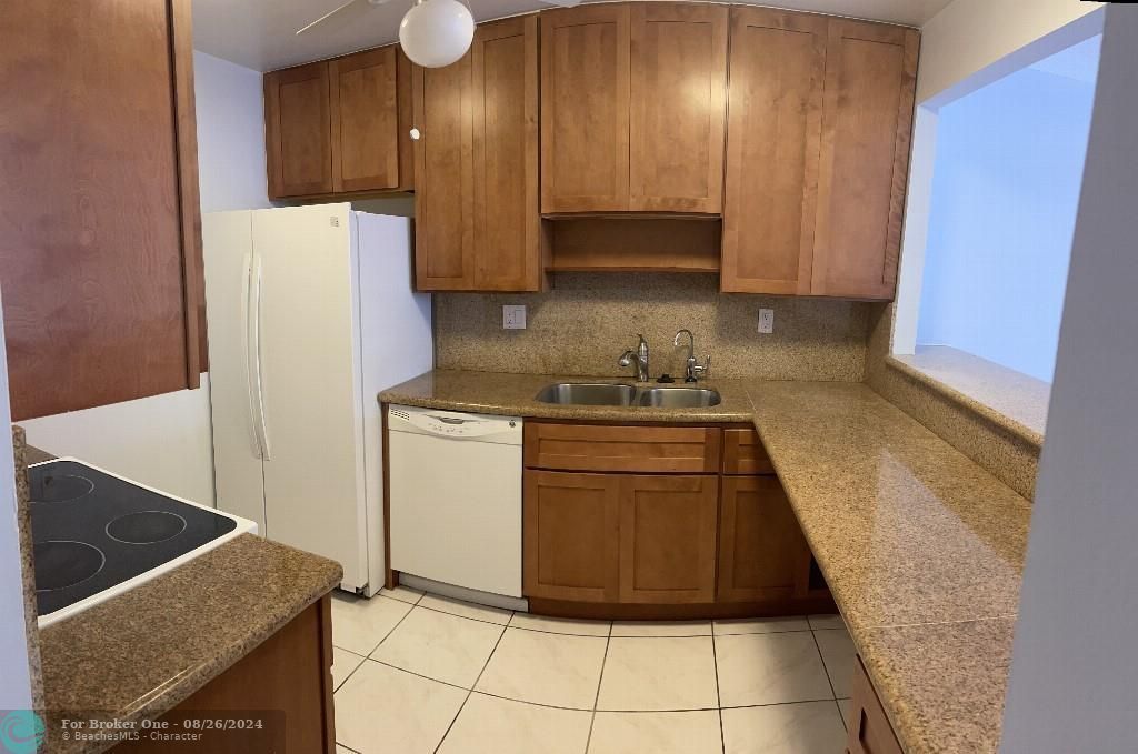 For Sale: $299,900 (1 beds, 1 baths, 870 Square Feet)