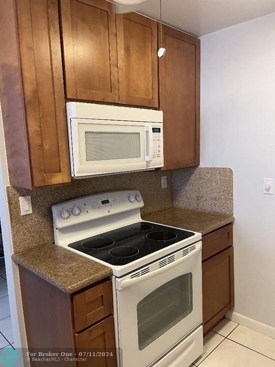 For Sale: $299,900 (1 beds, 1 baths, 870 Square Feet)