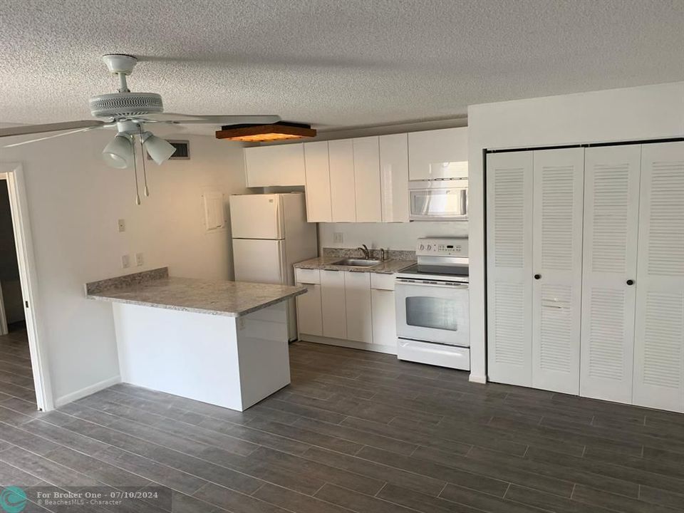 Active With Contract: $1,675 (1 beds, 1 baths, 627 Square Feet)