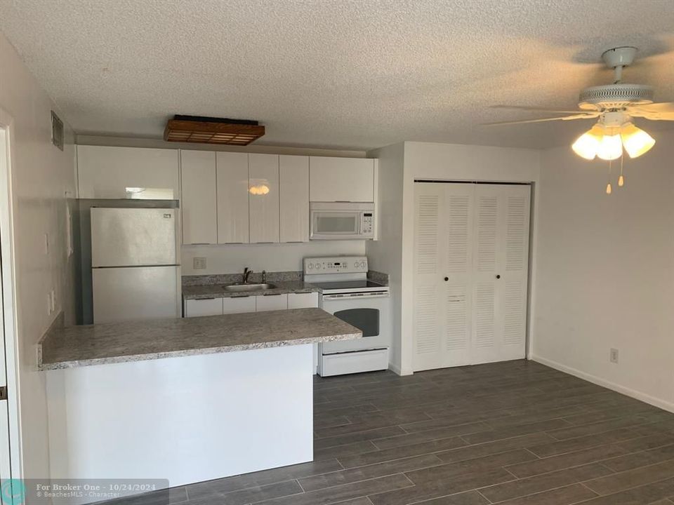 Active With Contract: $1,675 (1 beds, 1 baths, 627 Square Feet)