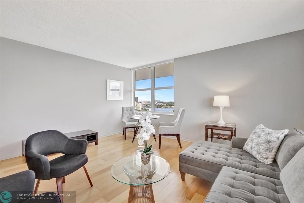 Recently Sold: $369,000 (1 beds, 1 baths, 955 Square Feet)