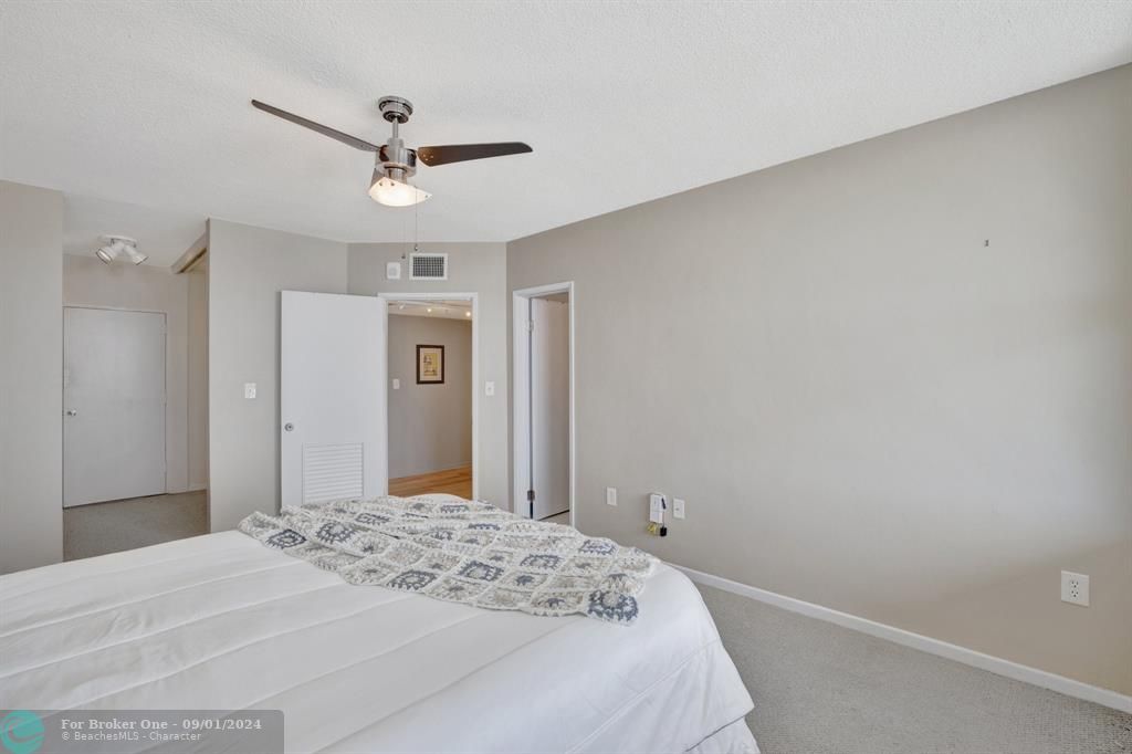 For Sale: $369,000 (1 beds, 1 baths, 955 Square Feet)