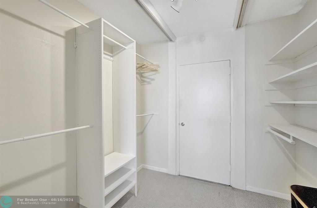 For Sale: $369,000 (1 beds, 1 baths, 955 Square Feet)