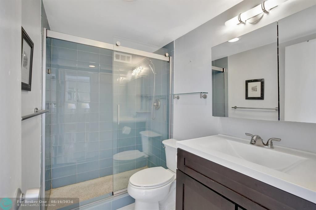 For Sale: $369,000 (1 beds, 1 baths, 955 Square Feet)