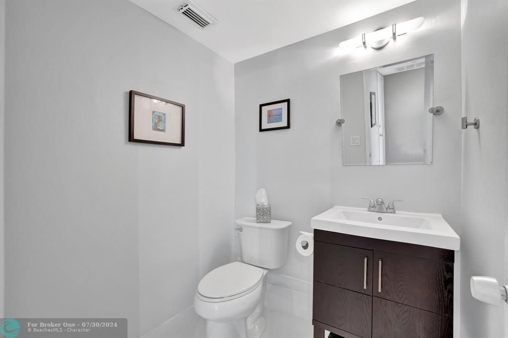 For Sale: $369,000 (1 beds, 1 baths, 955 Square Feet)