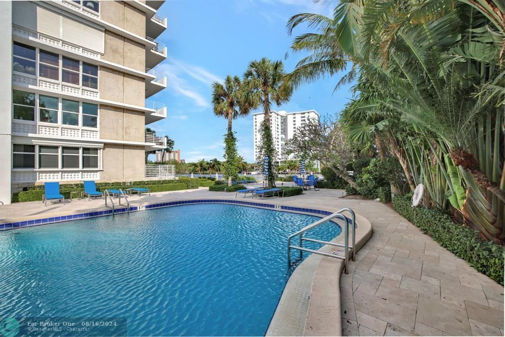 Recently Sold: $369,000 (1 beds, 1 baths, 955 Square Feet)