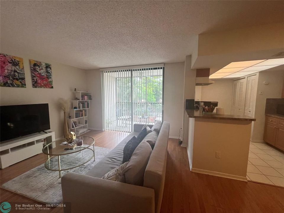 Recently Rented: $1,900 (1 beds, 1 baths, 708 Square Feet)