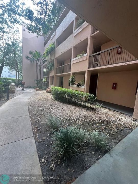 Recently Rented: $1,900 (1 beds, 1 baths, 708 Square Feet)