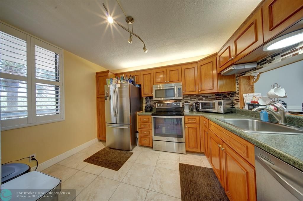 For Sale: $240,000 (2 beds, 2 baths, 1300 Square Feet)