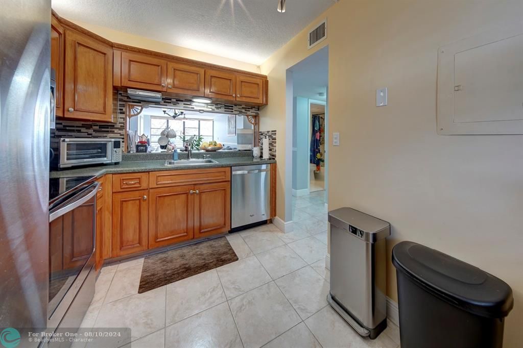 For Sale: $240,000 (2 beds, 2 baths, 1300 Square Feet)