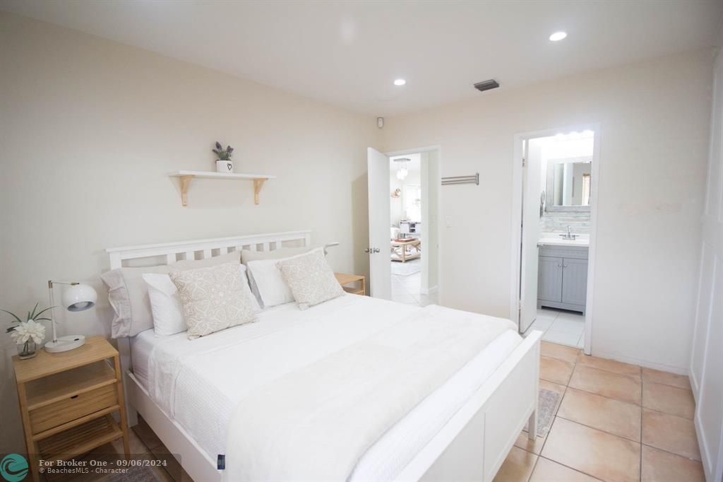 For Sale: $469,000 (2 beds, 2 baths, 1196 Square Feet)