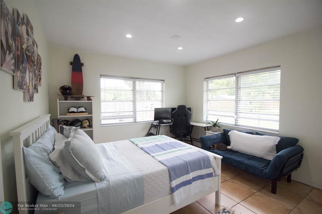 For Sale: $469,000 (2 beds, 2 baths, 1196 Square Feet)