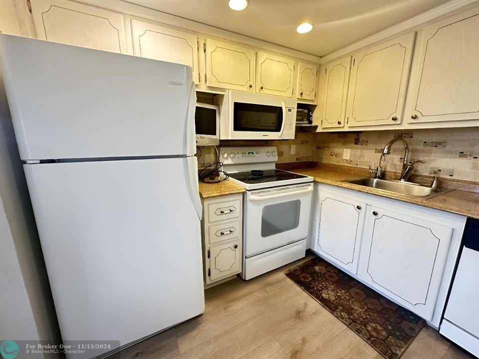 For Sale: $152,500 (2 beds, 1 baths, 841 Square Feet)