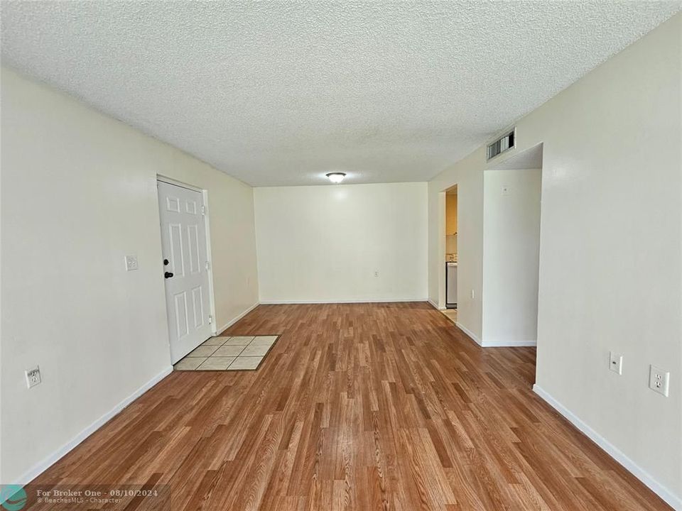 For Rent: $1,700 (2 beds, 1 baths, 708 Square Feet)