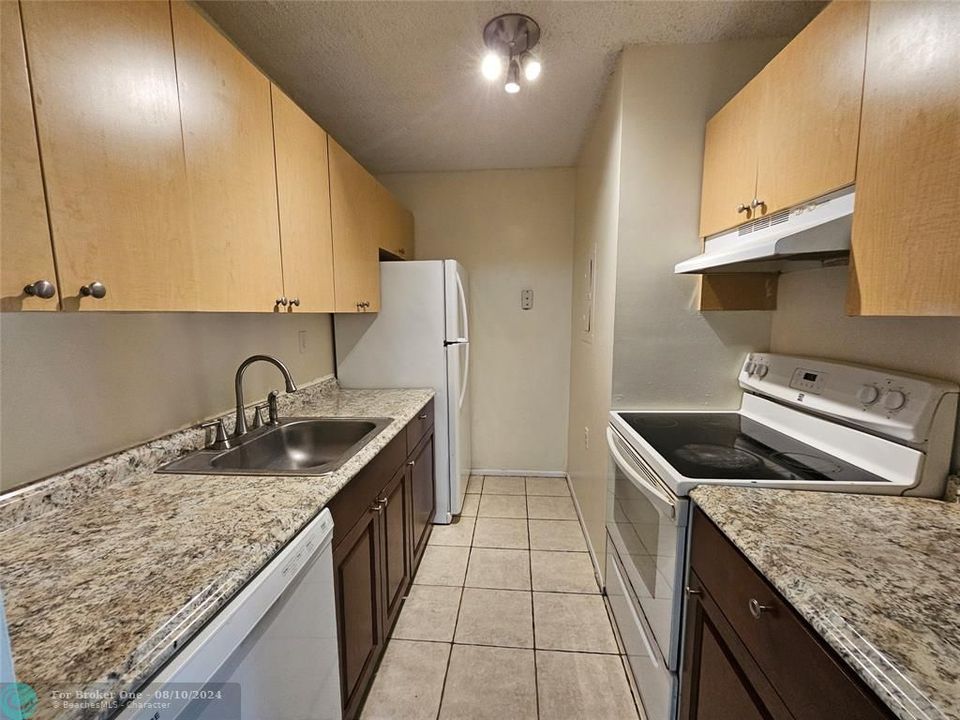 For Rent: $1,700 (2 beds, 1 baths, 708 Square Feet)