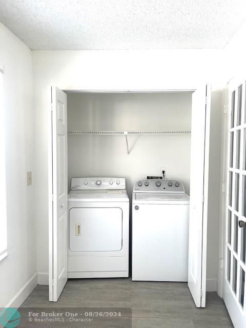 For Sale: $249,900 (2 beds, 2 baths, 963 Square Feet)