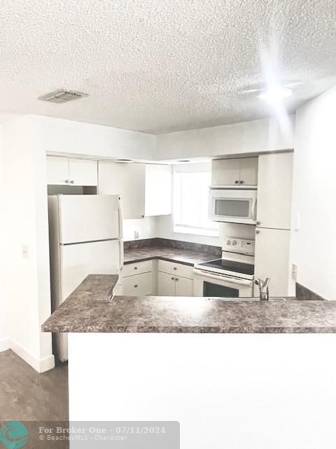 For Sale: $249,900 (2 beds, 2 baths, 963 Square Feet)