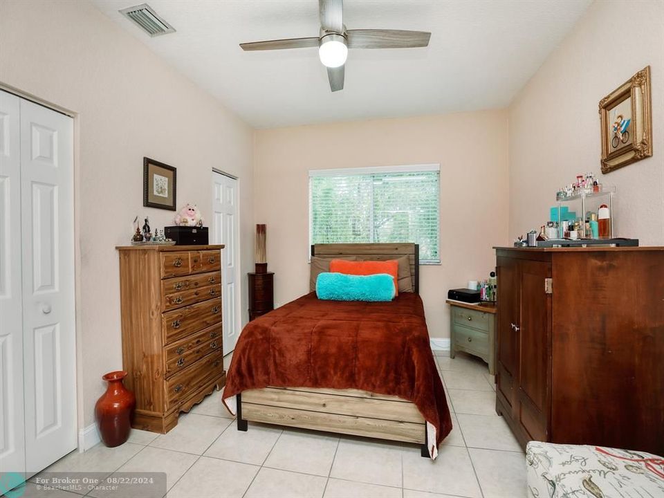 For Sale: $379,900 (2 beds, 2 baths, 1214 Square Feet)