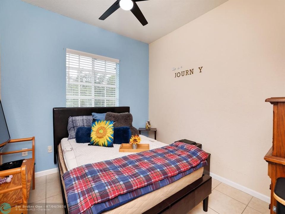 For Sale: $379,900 (2 beds, 2 baths, 1214 Square Feet)