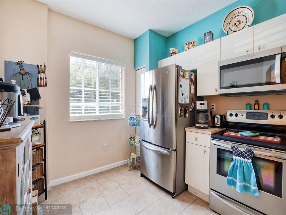 For Sale: $379,900 (2 beds, 2 baths, 1214 Square Feet)