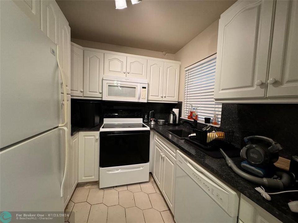 For Sale: $110,000 (1 beds, 1 baths, 640 Square Feet)