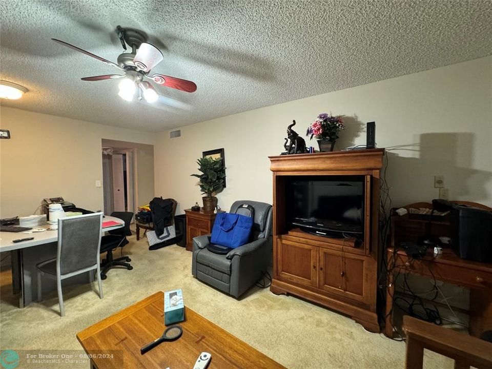 For Sale: $110,000 (1 beds, 1 baths, 640 Square Feet)