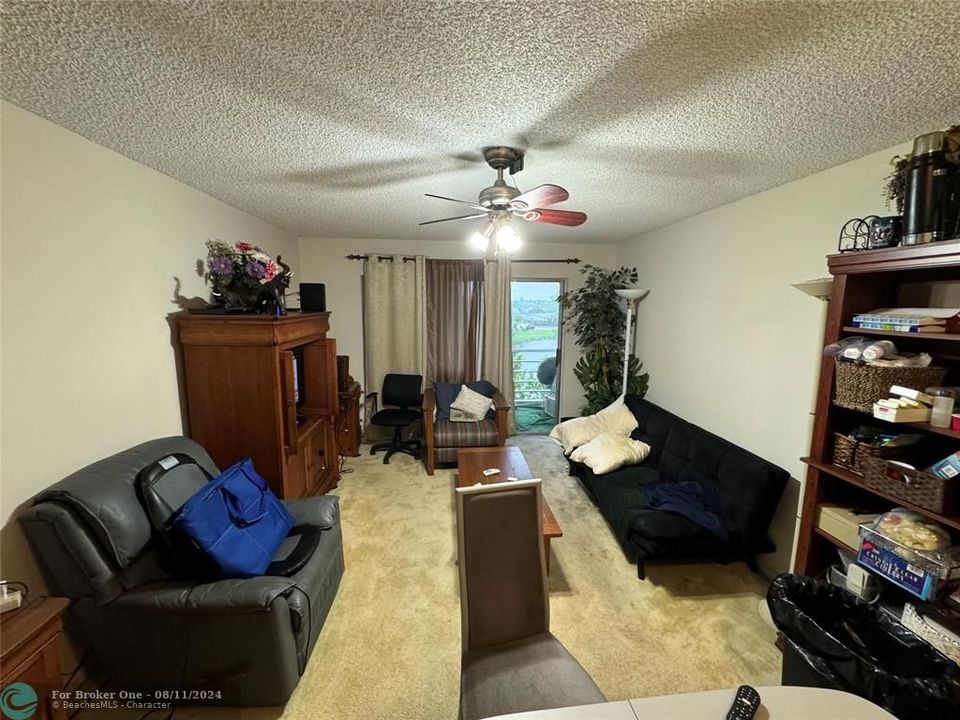 For Sale: $110,000 (1 beds, 1 baths, 640 Square Feet)