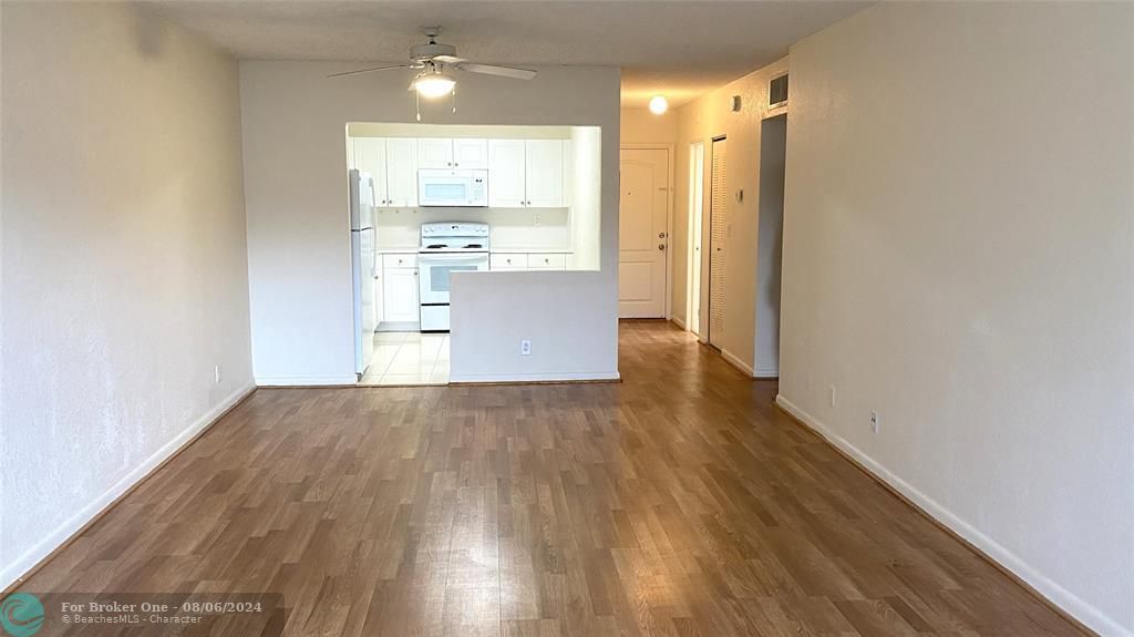 For Sale: $193,900 (1 beds, 1 baths, 840 Square Feet)