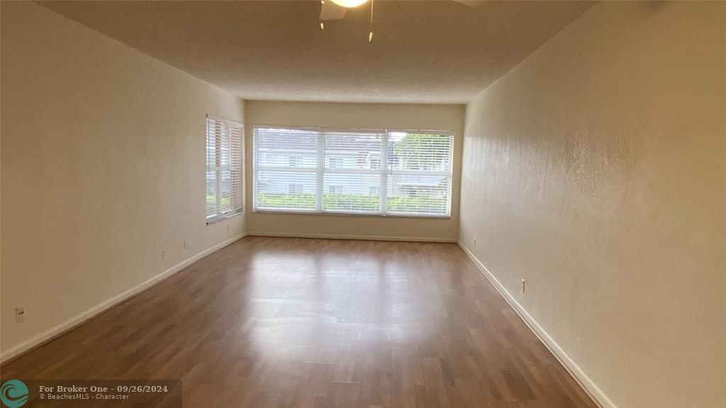 For Sale: $193,900 (1 beds, 1 baths, 840 Square Feet)