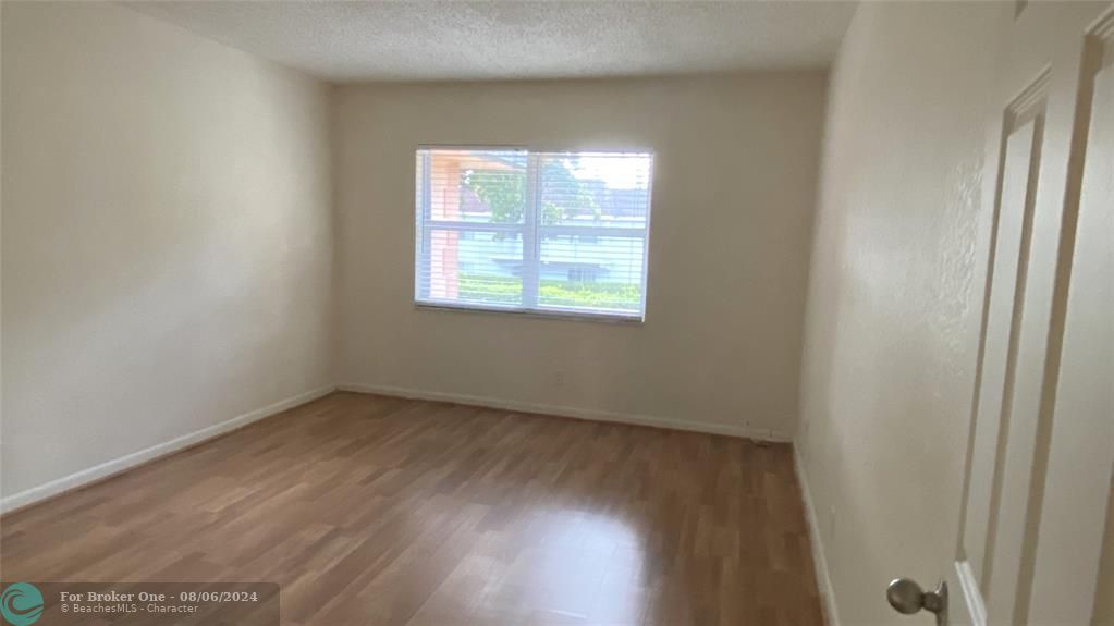 For Sale: $194,000 (1 beds, 1 baths, 840 Square Feet)