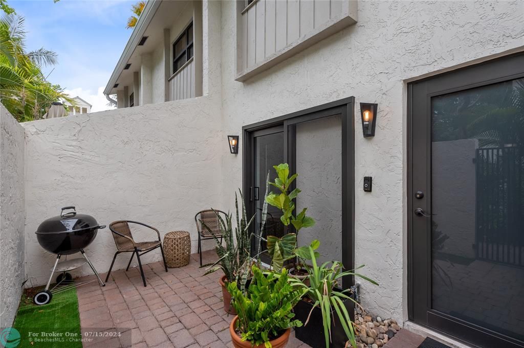 For Sale: $549,900 (2 beds, 2 baths, 1204 Square Feet)