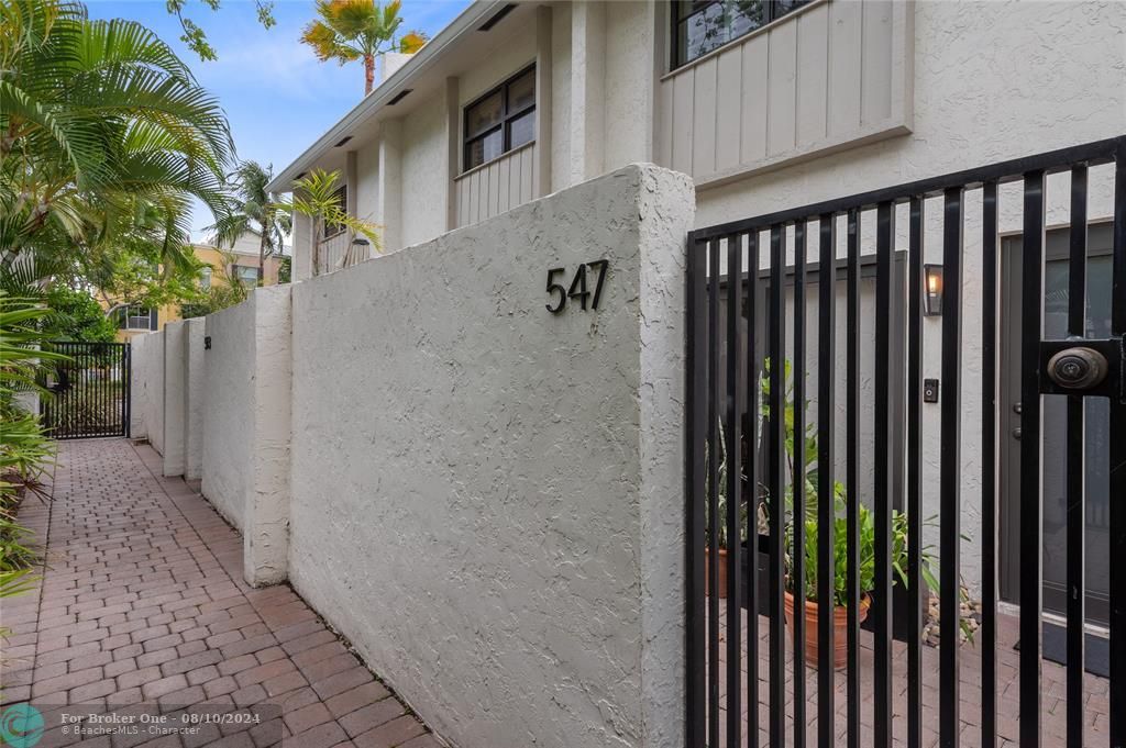 For Sale: $549,900 (2 beds, 2 baths, 1204 Square Feet)