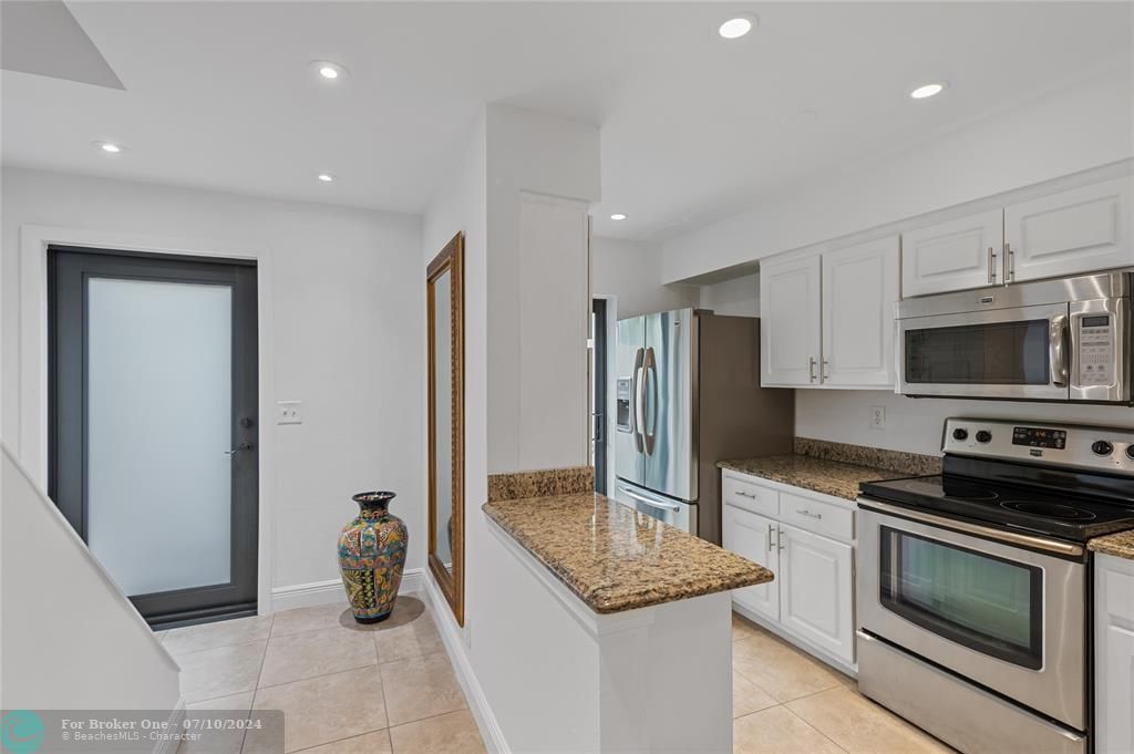 For Sale: $549,900 (2 beds, 2 baths, 1204 Square Feet)