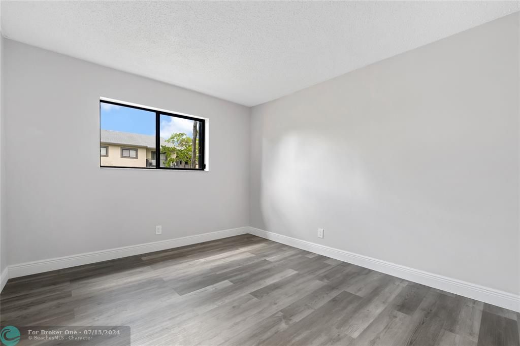 For Sale: $255,000 (2 beds, 2 baths, 887 Square Feet)