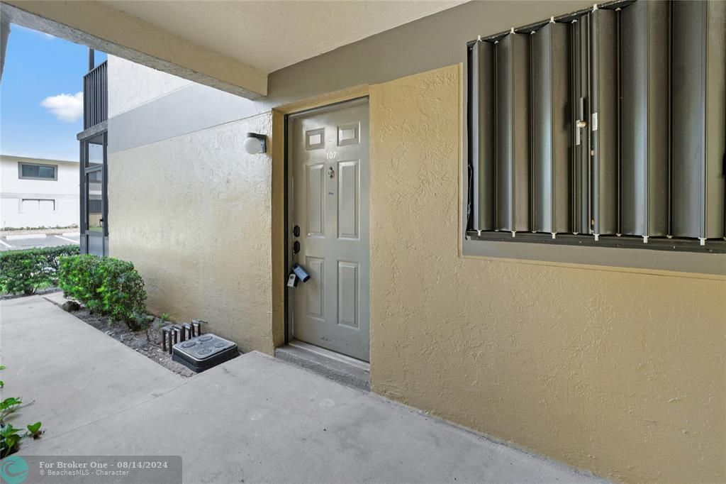 For Sale: $255,000 (2 beds, 2 baths, 887 Square Feet)