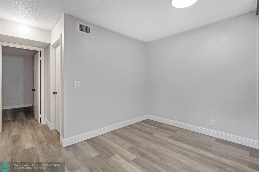 For Sale: $255,000 (2 beds, 2 baths, 887 Square Feet)