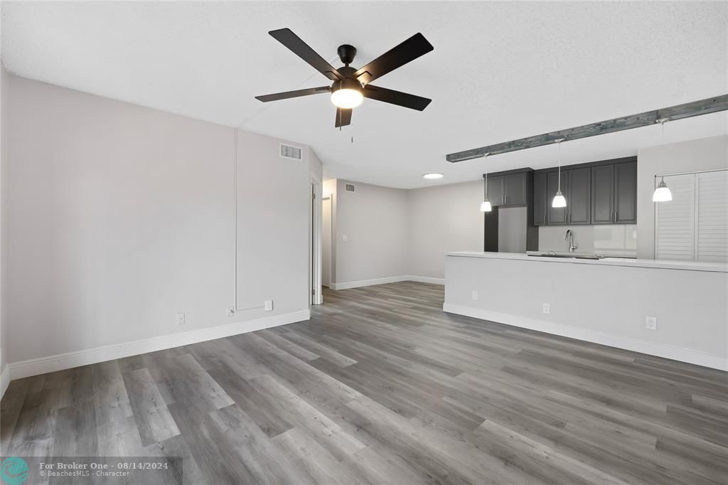 For Sale: $255,000 (2 beds, 2 baths, 887 Square Feet)