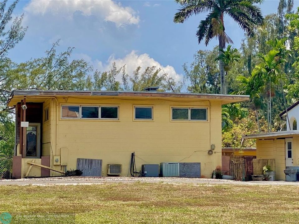 For Sale: $1,100,000 (3 beds, 2 baths, 1792 Square Feet)