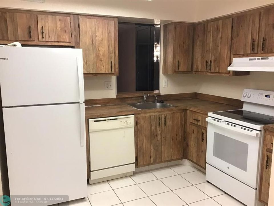 For Sale: $172,900 (2 beds, 2 baths, 1100 Square Feet)