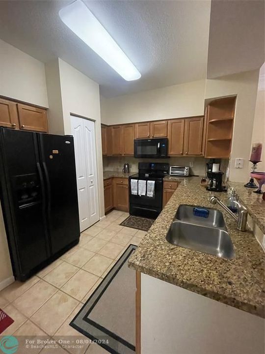 For Sale: $309,000 (1 beds, 1 baths, 849 Square Feet)