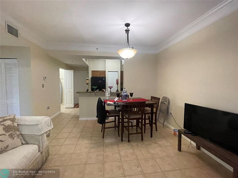 For Sale: $309,000 (1 beds, 1 baths, 849 Square Feet)