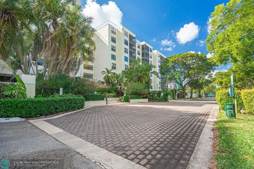 Active With Contract: $2,300 (2 beds, 2 baths, 1250 Square Feet)