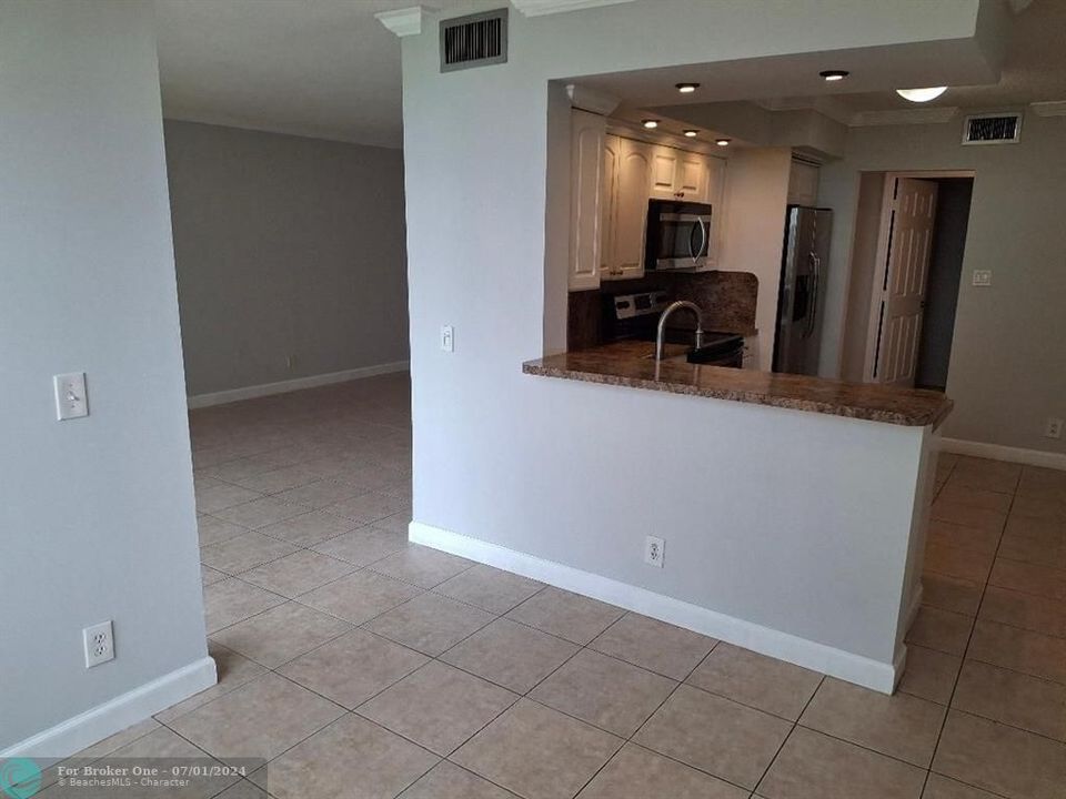 Active With Contract: $2,300 (2 beds, 2 baths, 1250 Square Feet)
