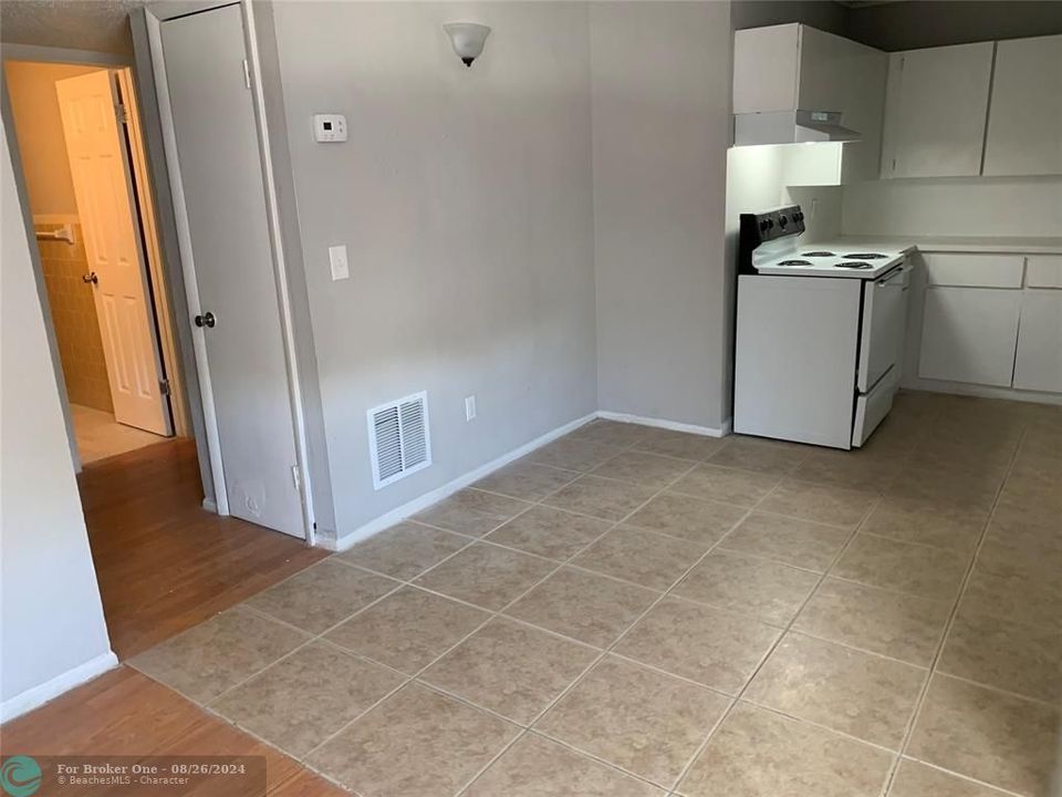 For Sale: $850 (2 beds, 0 baths, 912 Square Feet)